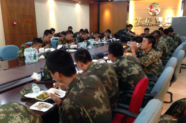 子弟兵们在用餐